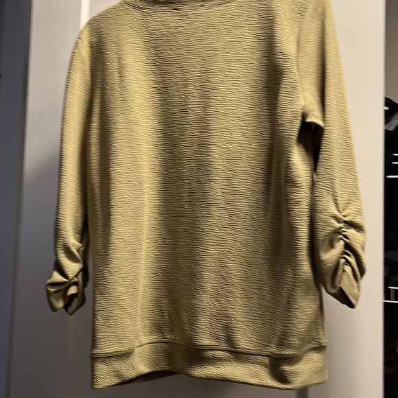 Green sweater - Picture 3 of 3